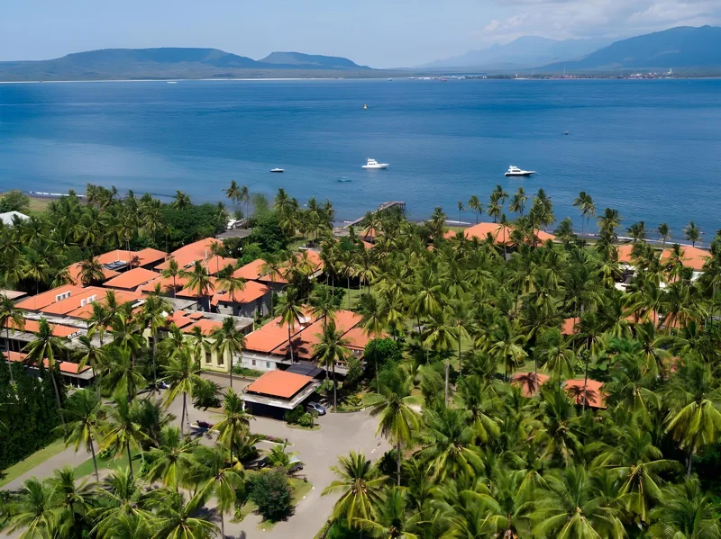 Luftaufnahme des Ketapang Indah Hotel an der Bali-Straße