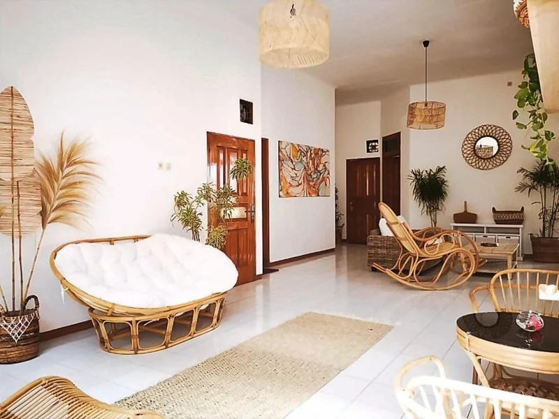 Gemeinschaftsraum mit Rattansesseln im Snooze Hostel Ijen in Banyuwangi
