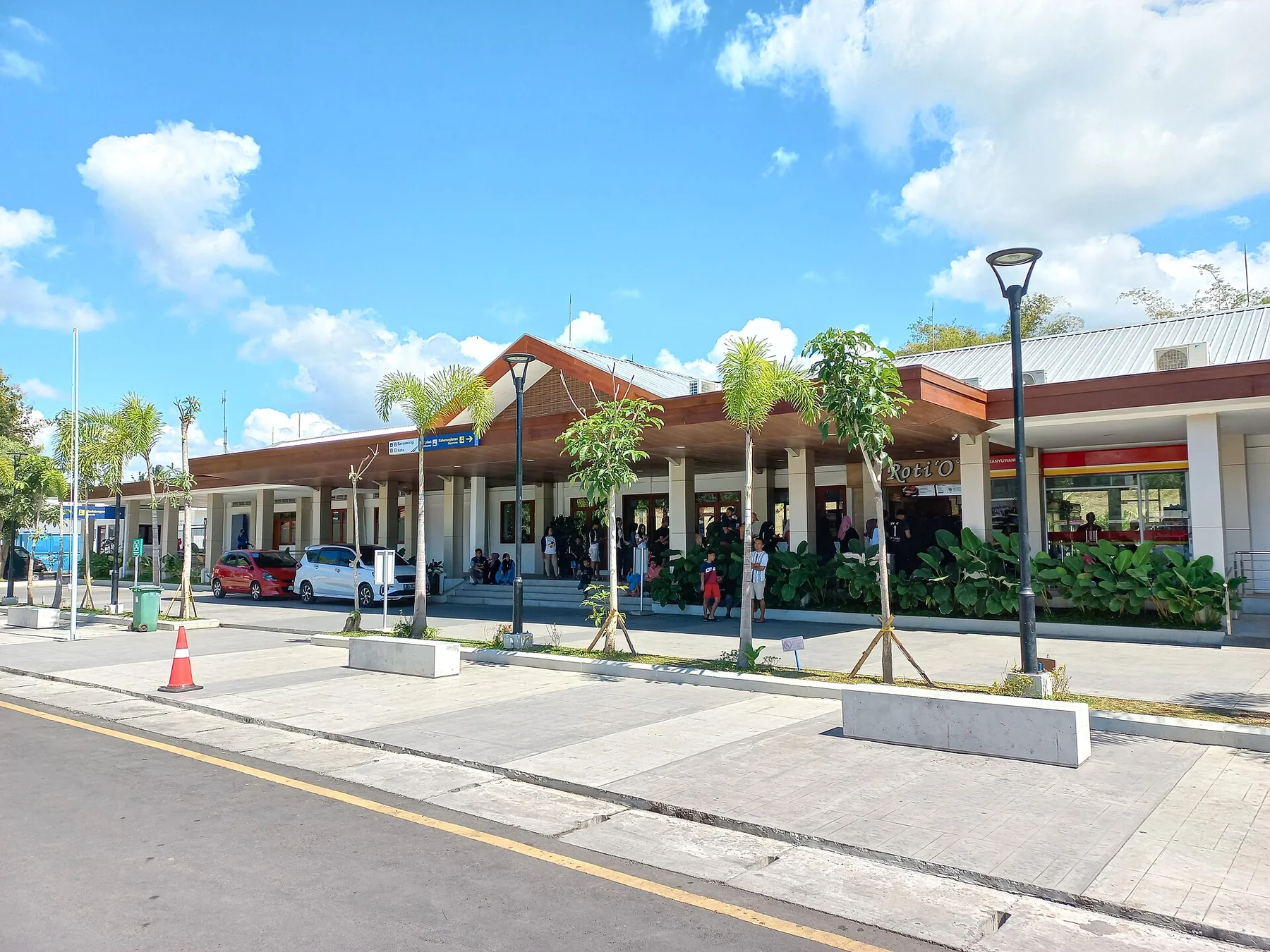 Vorplatz und Empfangsgebäude des Bahnhofs Banyuwangi Kota