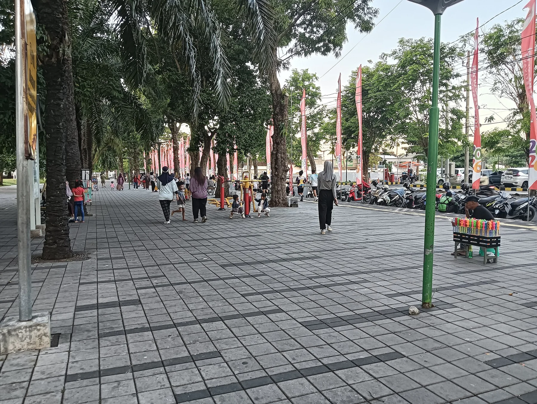 Menschen auf der Promenade am Taman Blambangan in Banyuwangi