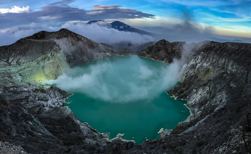 Ijen-Kratersee im frühen Morgenlicht