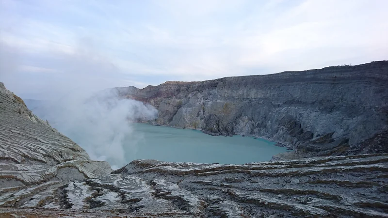 Blick über den türkisfarbenen Ijen-Kratersee