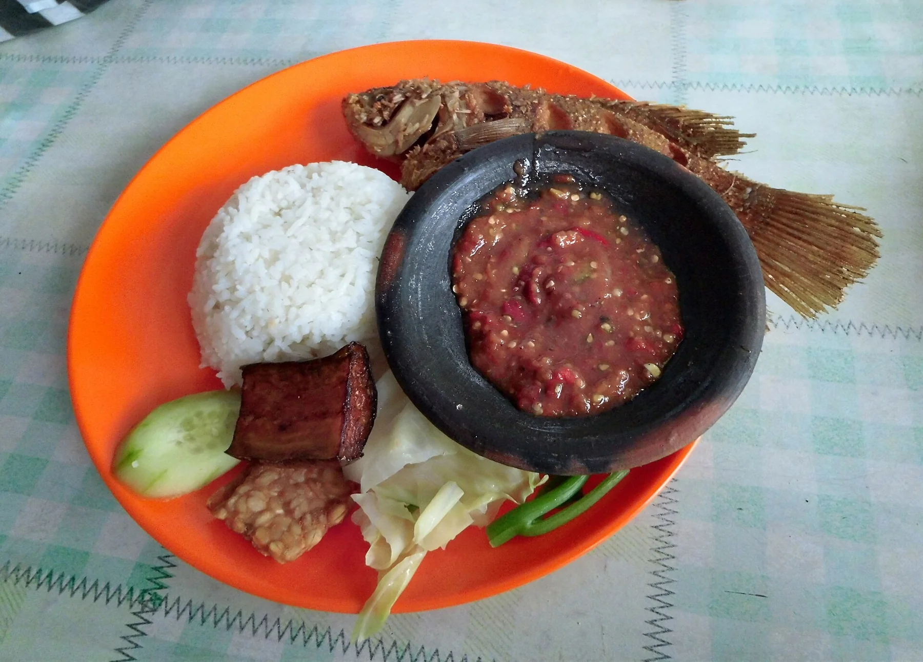 Nasi Tempong mit Reis, Gemüse, gebratenem Fisch und Sambal