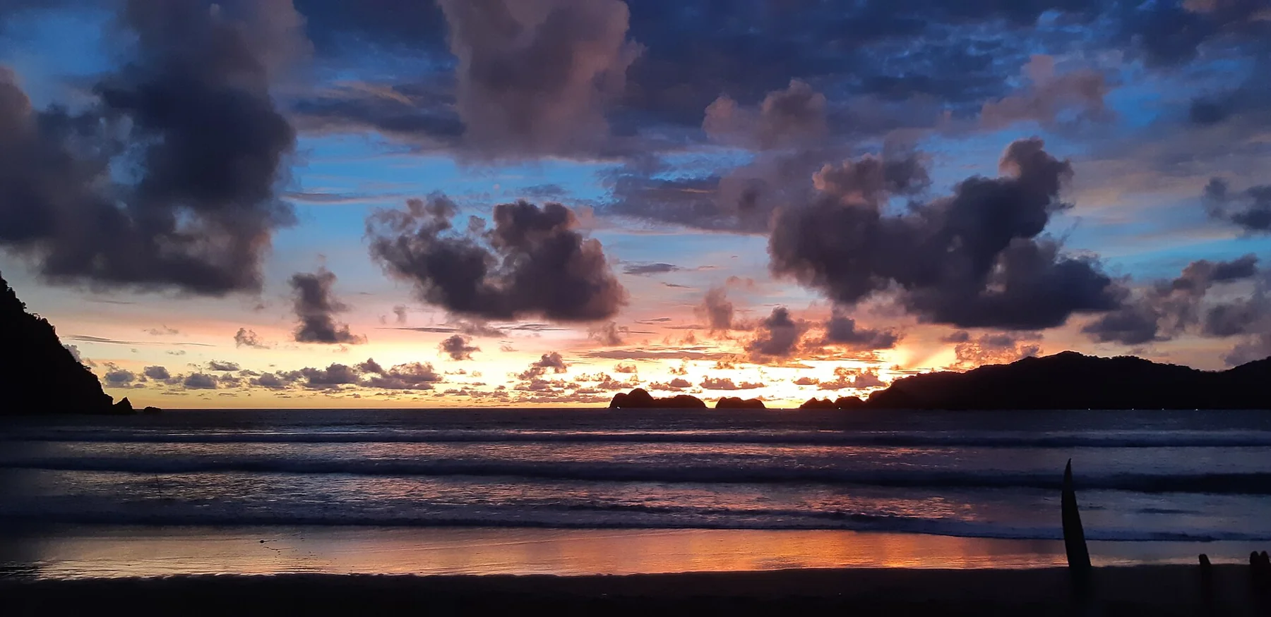 Sonnenuntergang über Strand und Meer bei Pulau Merah