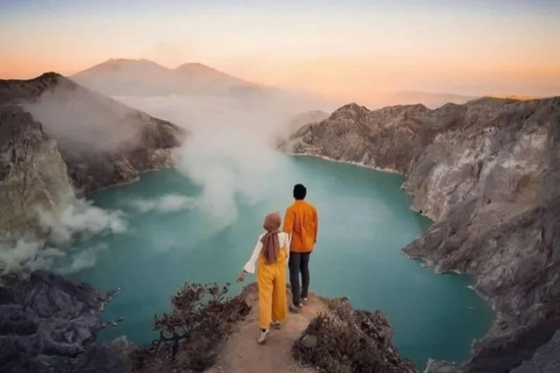 Zwei Reisende vor dem Ijen-Kratersee im Produktfoto der Bali-/Banyuwangi-Tour t539591