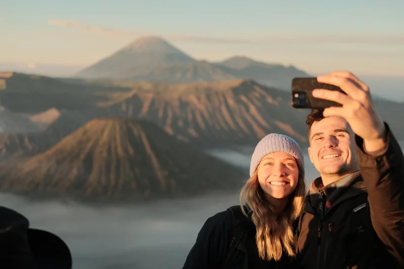 Zwei Reisende am Bromo-Aussichtspunkt aus der Galerie des Pakets t867549