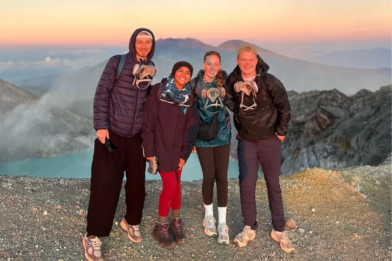 Reisegruppe am Ijen-Kraterrand im Galeriefoto der Tour t890743